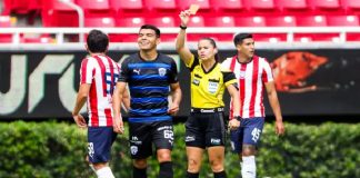 Karen Hernández se da su lugar como árbitra y expulsa a jugador por insultarla .