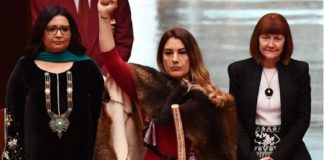 Lidia Thorpe causa escándalo al jurar su cargo llamando colonizadora a la reina Isabel