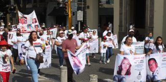 Acusan a FGE Veracruz de bloquear búsquedas de seres queridos en fosas comunes de panteones.