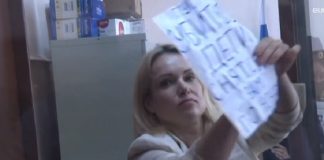 Rusia decreta arraigo domiciliario de periodista que protestó contra la invasión