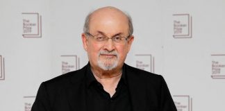 Salman Rushdie en estado grave; heridas en abdomen, hígado y cuello.