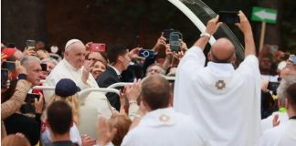 El Papa Francisco pide rezar por Ucrania y por todos los pueblos que sufren la guerra .