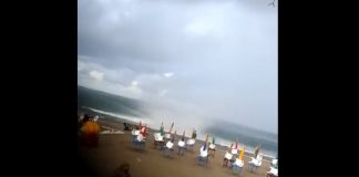 Tremenda tromba marina asustó a turistas en Veracruz .
