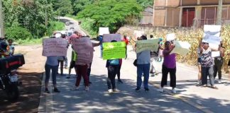 Bloquean carretera de Coatepec en demanda de reparación del “puente del diablo”