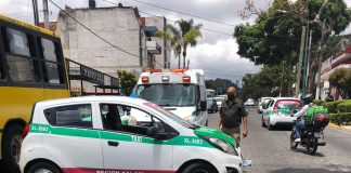 Taxi atropella al reportero Arturo Hernández en Xalapa