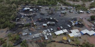 Viudas y familiares divididos por el plan de AMLO de dejar a los mineros sepultados.