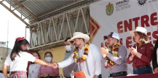 Zenyazen entregó 582 paquetes de útiles escolares a planteles de Juchique de Ferrer.