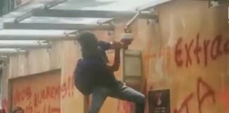 Familiares y normalistas de Ayotzinapa realizan pintas y destrozan cámaras en la embajada de Israel