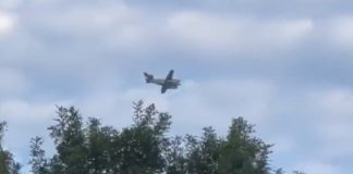 Detienen a piloto que amenazó con estrellar avioneta contra comercio en Mississippi.