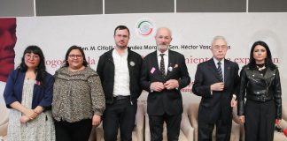 Dialogan con senadores John y Gabriel Shipton, padre y hermano de Julián Assange .