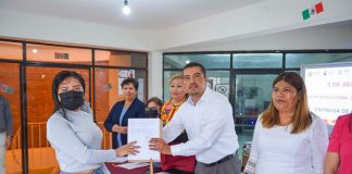 Entrega Ayuntamiento de Xalapa certificados de alfabetización .