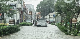 Se desborda Río Carneros por lluvia torrencial en Xalapa.