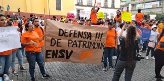 Estudiantes de Escuela Normal Superior marchan para frenar despojo de edificio