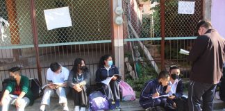 Piden ayuda a Ricardo Ahued estudiantes que toman clases en banquetas por riesgo de colapso de su escuela.