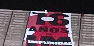 Colectivo de madres buscadoras “hasta encontrarte” escala Estela de Luz para desplegar manta “16 años de impunidad militar, no al golpe militar”.
