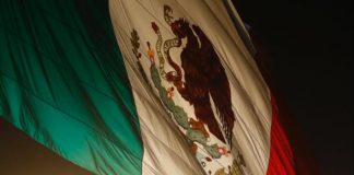 Repudio al cambio de color de la bandera en el balcón presidencial en la noche del grito.