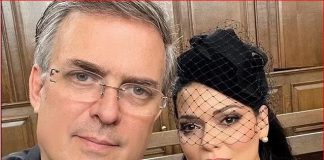 Critican a Canciller mexicano por tomarse selfies en su viaje al funeral de la Reina Isabel II