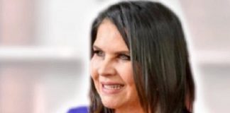 Corren a pedradas a Alcaldesa de Morena que inaugura tanque y cae sobre dos personas.