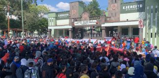 Tanques antimotines frenan violencia de normalistas contra campo militar No.1 en CDMX