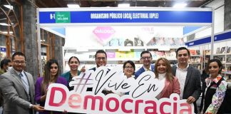 Consejo General del OPLE visita stand del OPLE en la Filu.