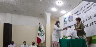 Reconoce IMSS Veracruz Sur a trabajadores por años de servicio .