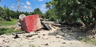 Otro trailer sin frenos provoca terrible accidente en Yecapixtla .