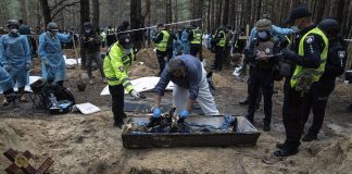 CrimenesDeGuerra: Niños y niñas entre los 450 cuerpos hallados en fosa de Izium Ucrania .