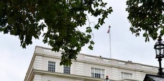 Llaman a Carlos III el rey de los despidos tras echar a 100.