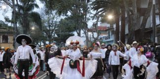 Veracruz celebró a sus muertos con altares y desfile de catrinas y catrines.