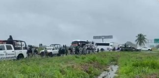 Migrantes cubanos toman de rehén a chofer de autobús ante persecución de INM en Veracruz