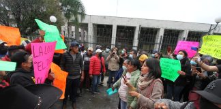 Se agarran a golpes frente al Congreso del Estado