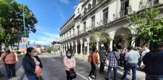 Cinco personas cierran el centro de Xalapa para exigir obra.