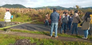 Pobladores bloquean el paso de la carretera Ixhuacán – Ayahualulco