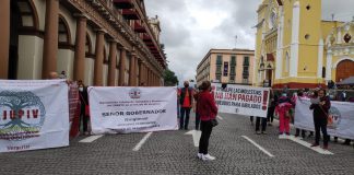 Jubilados ISSSTE bloquean centro de Xalapa para exigir a Cuitláhuac les paguen.