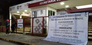 Docentes exigen pago de incremento salarial protestando en la SEV.