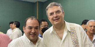 El dinámico Jesús Corichi felicitando a Marcelo Ebrard por su cumpleaños.