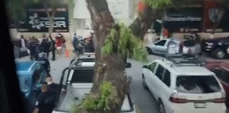 Liberan a niños y mujeres veracruzanos atrapados en un estadio en Hidalgo tras violencia de aficionados.