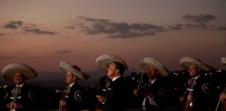 Trasciende que Luis Miguel cobraría casi un millón de dólares por concierto .