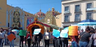 Docentes protestan en Veracruz exigiendo el pago del incremento salarial .