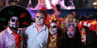 Marcelo Ebrard se viste de catrin.