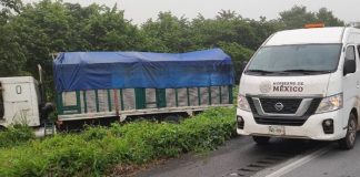 Vuelca camión con más de 100 migrantes en retén de Acayucan, Veracruz