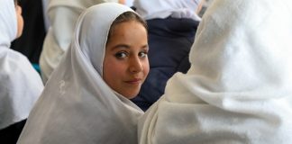 Afganistán ha perdido 500 millones en un año por no permitir a estudiar a las niñas .