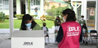 Estudiantes emiten por primera vez su voto en Casilla Electrónica durante un ejercicio democrático del OPLE Veracruz