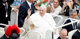 Papa Francisco pide paz ante el riesgo de una guerra nuclear .
