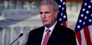 Esposo de Nancy Pelosi hospitalizado tras asalto violento en su casa .