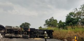 Vuelca pipa con cloruro y queda atravesada en la carretera en Emiliano Zapata