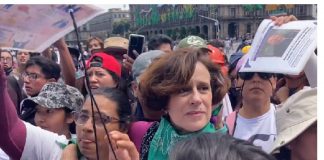 Jóvenes increpan a Denise Dresser durante marcha del 2 de Octubre