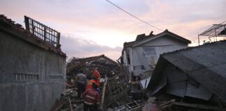 Sube la cifra a 162 personas muertas por fuerte sismo en Indonesia.