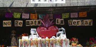 Honran a periodistas y defensoras asesinadas con ofrenda en la CDMX .