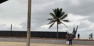 Encalla en Coatzacoalcos un chalán por fuerte vientos